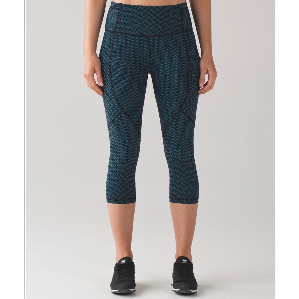 Lululemon Size 8 Outrun 17" Crop Teal/Black Running Capris